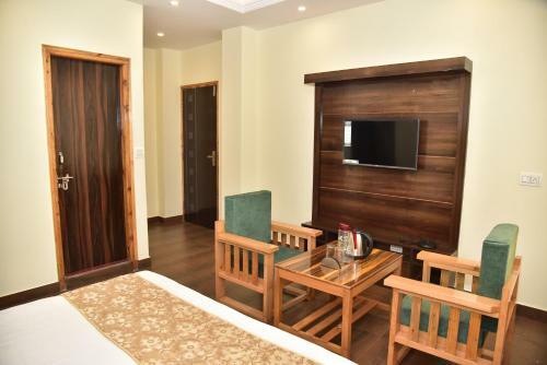 Royal Cedar B&B (shimla)