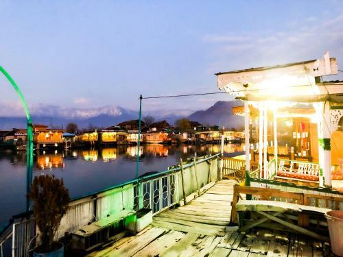 Bed & Breakfast Retreet Group Of Houseboats