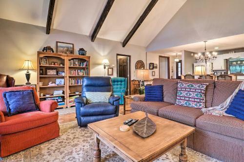 Charming Sky Valley Hideout With Mountain Views