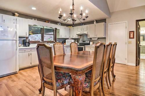 Charming Sky Valley Hideout With Mountain Views