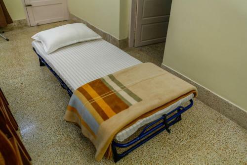 One Bed Room With Toilet In A Posh Villa