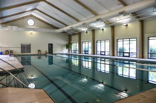 Home With Resort-style Amenities In Big Canoe!