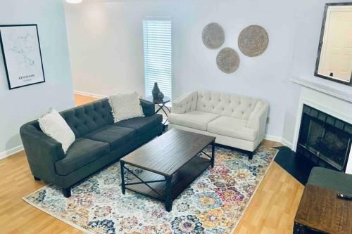 Cozy Chic Hideaway ( 4 Bedroom Townhome)