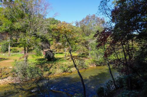 Creekside Hideaway