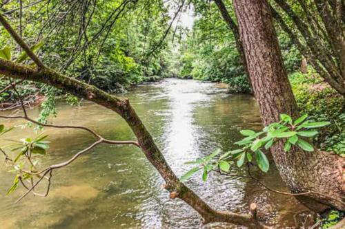 Creekside Hideaway