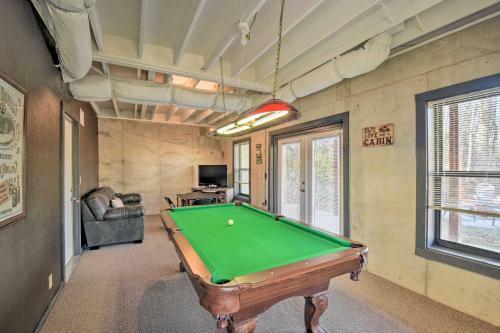 Idyllic Resort Cabin With Fire Pit And Pool Table!
