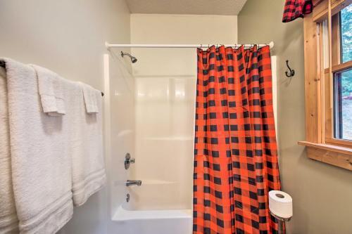 Serene Escape With Game Room And Resort Amenities