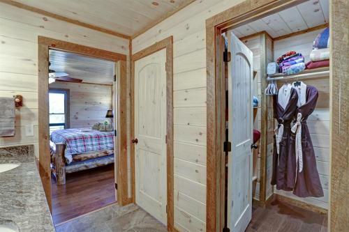 Hooch Holler- Newly Built, Sensational, Rustic Meets Modern, Mountain Cabin
