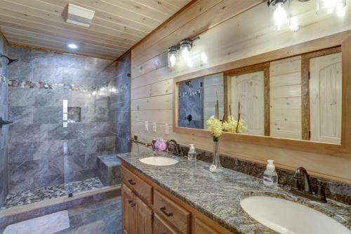 Hooch Holler- Newly Built, Sensational, Rustic Meets Modern, Mountain Cabin