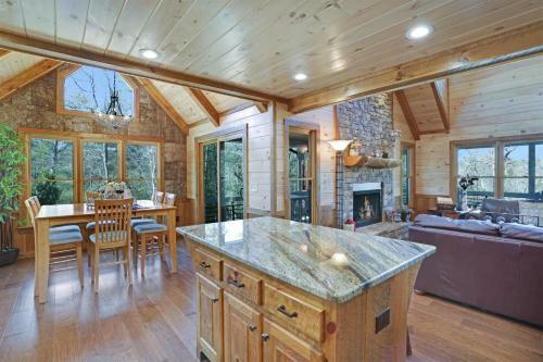 Hooch Holler- Newly Built, Sensational, Rustic Meets Modern, Mountain Cabin