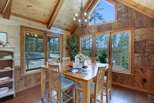 Hooch Holler- Newly Built, Sensational, Rustic Meets Modern, Mountain Cabin