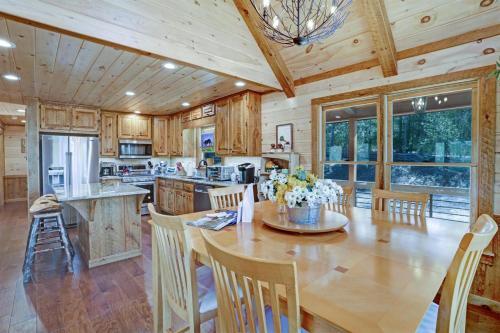 Hooch Holler- Newly Built, Sensational, Rustic Meets Modern, Mountain Cabin