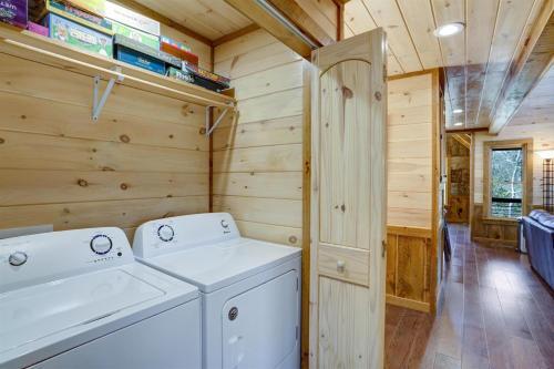Hooch Holler- Newly Built, Sensational, Rustic Meets Modern, Mountain Cabin