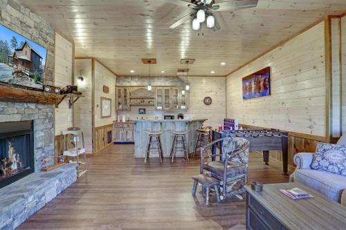 Hooch Holler- Newly Built, Sensational, Rustic Meets Modern, Mountain Cabin