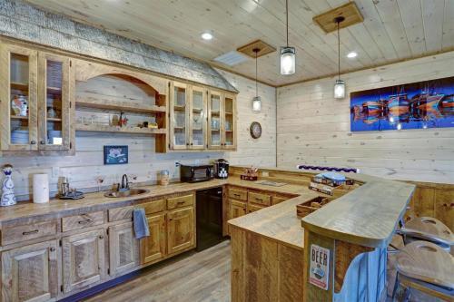Hooch Holler- Newly Built, Sensational, Rustic Meets Modern, Mountain Cabin