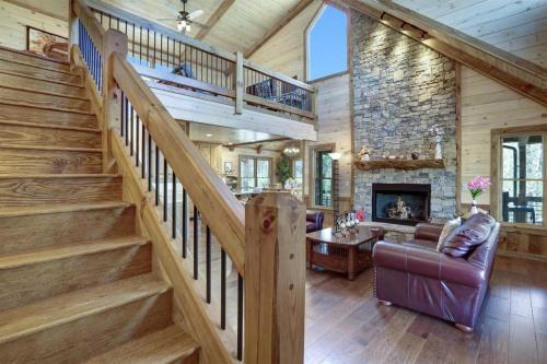 Hooch Holler- Newly Built, Sensational, Rustic Meets Modern, Mountain Cabin