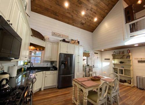 Hot Tub, Pool Table, Fire Pit Very Secluded