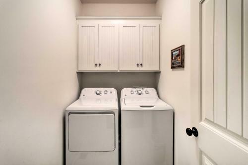 Chic St Simons Island Townhome With Pool Access