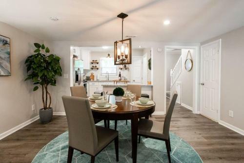Modern + Cozy Townhome - Minutes To Avalon W/king