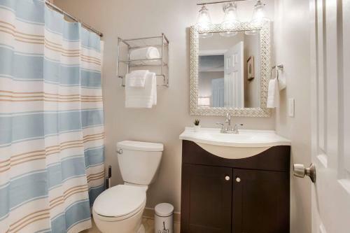 Modern + Cozy Townhome - Minutes To Avalon W/king