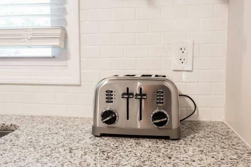 Modern + Cozy Townhome - Minutes To Avalon W/king