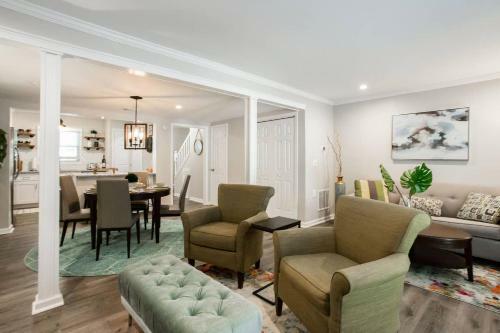 Modern + Cozy Townhome - Minutes To Avalon W/king