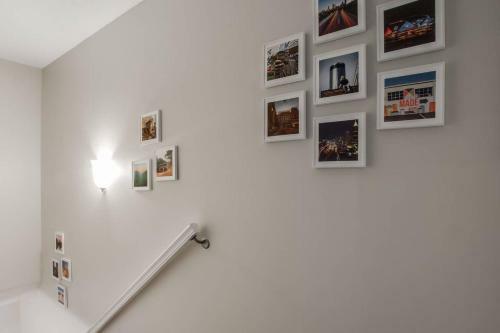 Modern + Cozy Townhome - Minutes To Avalon W/king