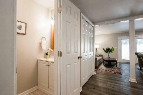 Modern + Cozy Townhome - Minutes To Avalon W/king