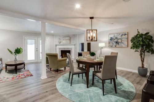 Modern + Cozy Townhome - Minutes To Avalon W/king