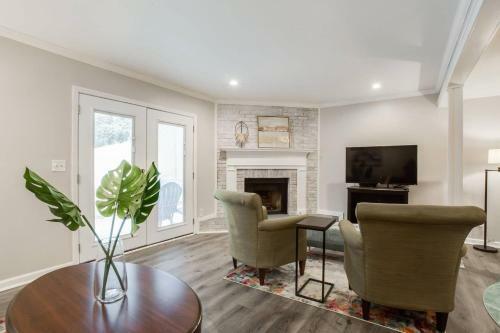 Modern + Cozy Townhome - Minutes To Avalon W/king