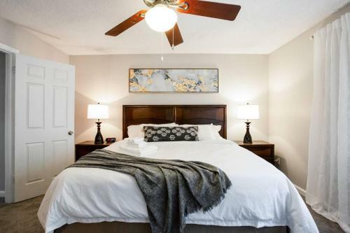 Modern + Cozy Townhome - Minutes To Avalon W/king