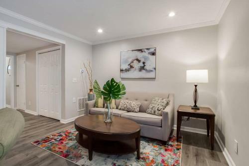 Modern + Cozy Townhome - Minutes To Avalon W/king