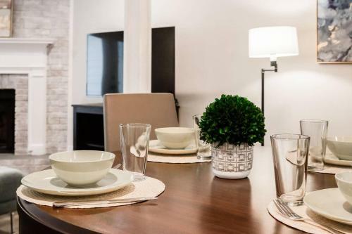 Modern + Cozy Townhome - Minutes To Avalon W/king