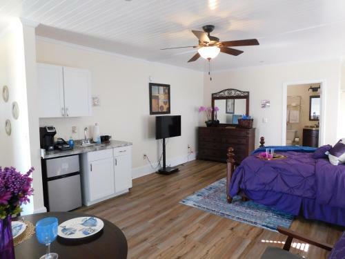 Lawrence Village Bed And Breakfast