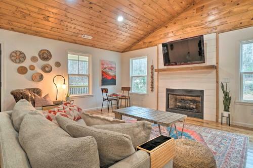 Painted Skies Upscale Getaway With Fire Pit!