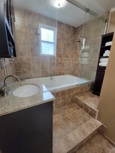 Spacious 3bd/3bth Home On Private 1 Acre Lot W/large Game Room