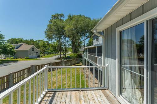3 Bedroom 2 And A Half Bath Townhome With 2 Car Garage
