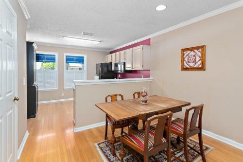 3 Bedroom 2 And A Half Bath Townhome With 2 Car Garage