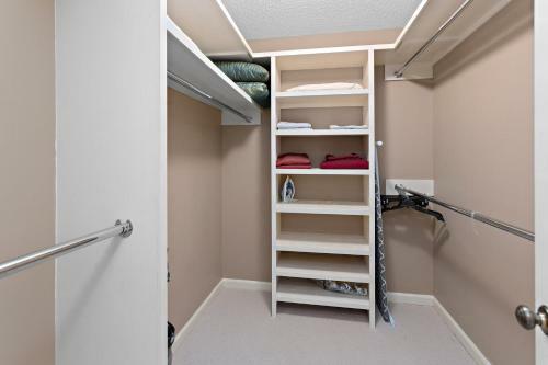 3 Bedroom 2 And A Half Bath Townhome With 2 Car Garage