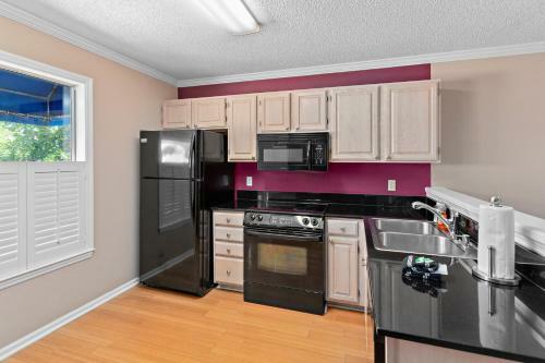 3 Bedroom 2 And A Half Bath Townhome With 2 Car Garage