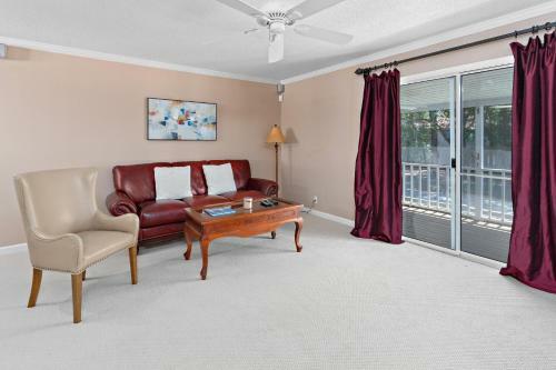 3 Bedroom 2 And A Half Bath Townhome With 2 Car Garage
