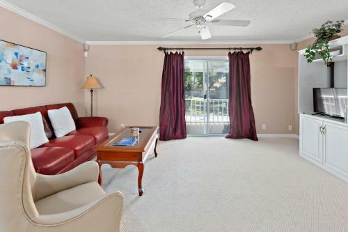 3 Bedroom 2 And A Half Bath Townhome With 2 Car Garage