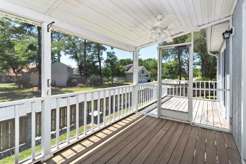 3 Bedroom 2 And A Half Bath Townhome With 2 Car Garage