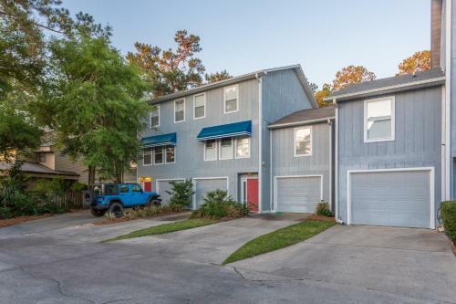 3 Bedroom 2 And A Half Bath Townhome With 2 Car Garage