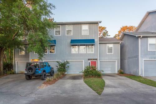 3 Bedroom 2 And A Half Bath Townhome With 2 Car Garage