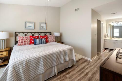 Rare 3 Bedroom 3 Bathroom Harbour Oaks Condo