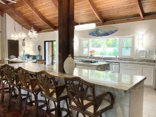 Gorgeous 5br Kailua Beachside Home - Sleeps 12 Home