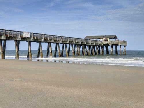 Ocean Views, Steps To Beach, Heated Pool Access! By Southern Belle Tybee