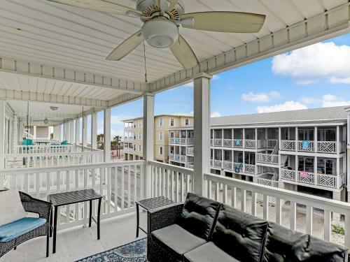 Ocean Views, Steps To Beach, Heated Pool Access! By Southern Belle Tybee