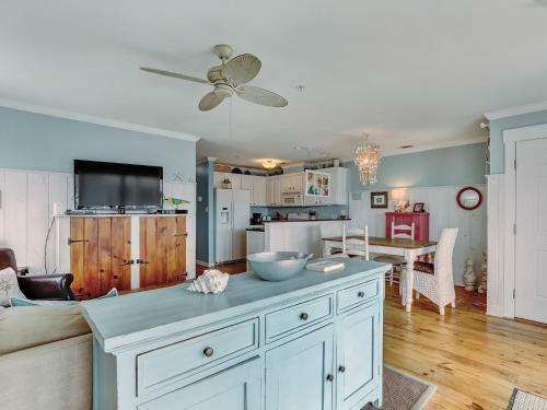 Ocean Views, Steps To Beach, Heated Pool Access! By Southern Belle Tybee